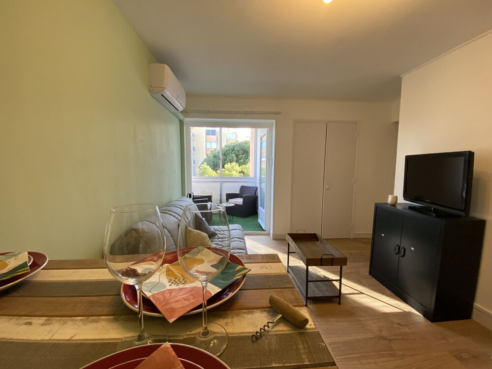 STUDIO REFAIT A NEUF PROCHE CENTRE ET PLAGES