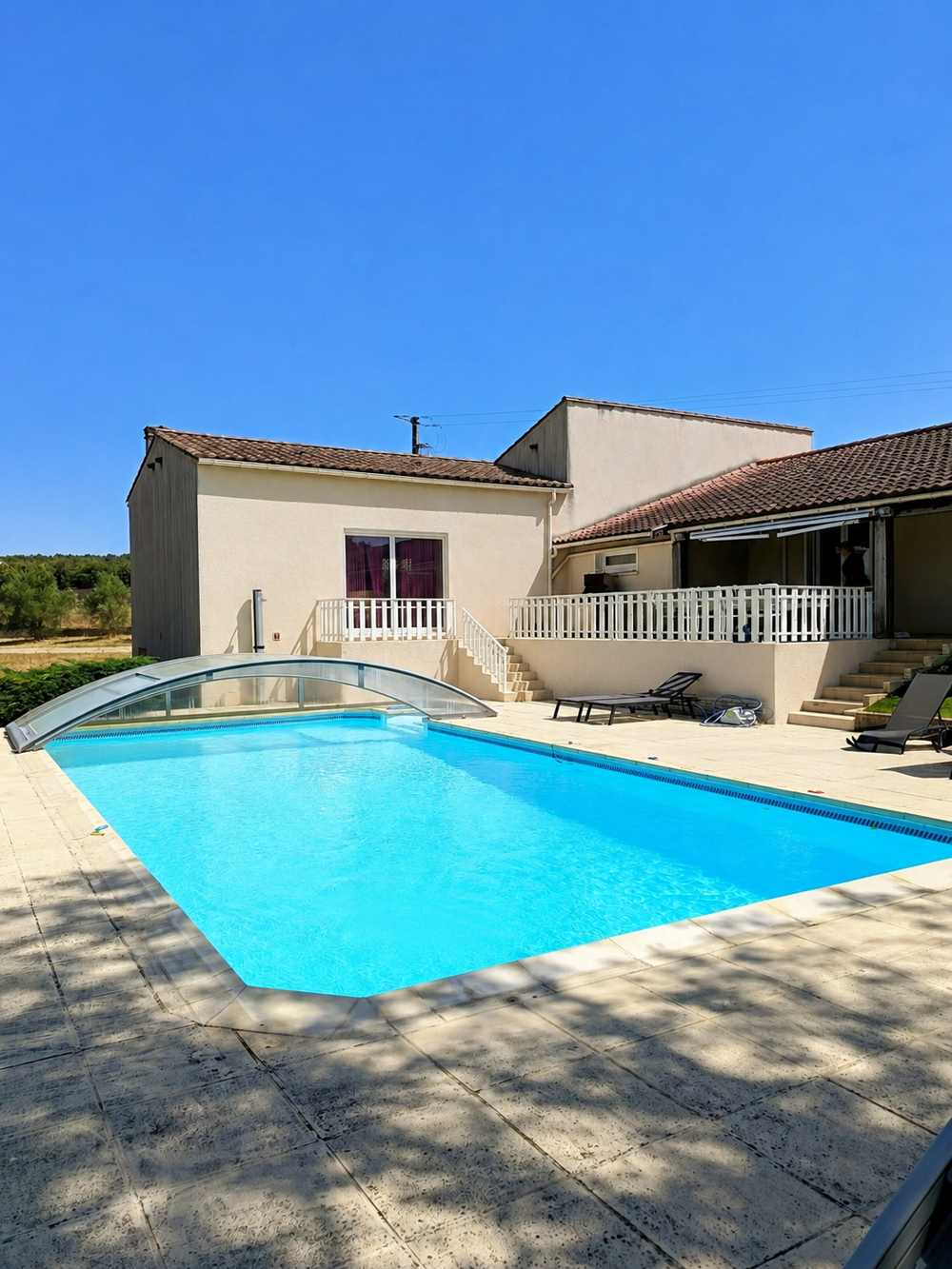 Belle villa avec piscine couverte sur 6.500m2 du terrain