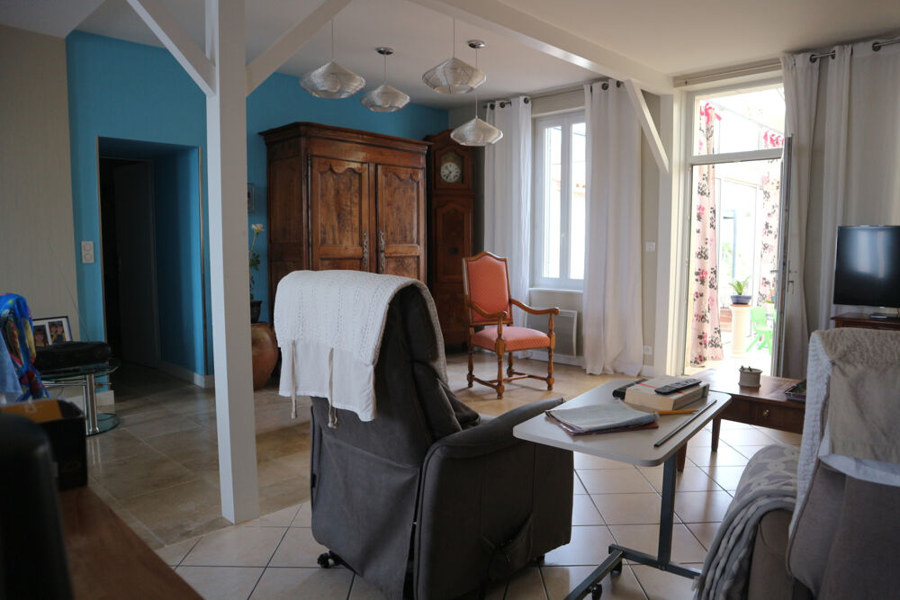 Vente Maison ENSEMBLE IMMOBILIER DE 245 M2 MÊLANT L'ANCIEN ET LE CONTEMPORAIN SUR  UN TERRAIN CLOS ET ARBORE DE 860 M2. CENTRE BOURG TOUS COM La rochelle