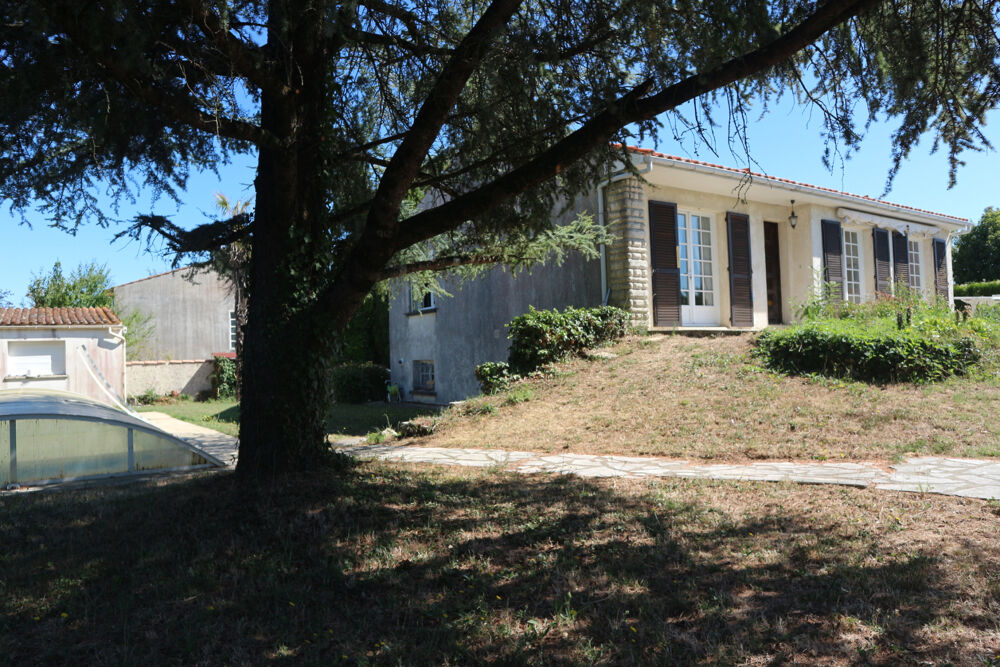 Vente Maison BELLE MAISON DE CONSTRUCTION TRADITIONNELLE DE 100 M2 SUR UN TERRAIN CLOS DE 1000 M2 . AU CENTRE DE LA JARRIE. La jarrie