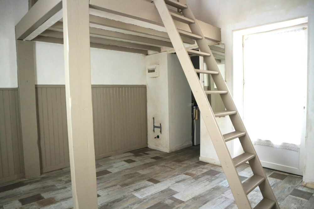 MAISON ANCIENNE A RENOVER DE 48 M2 SUR UN TERRAIN CLOS DE 63 M2. 5 MN DE LA GARE ET DU VIEUX PORT.