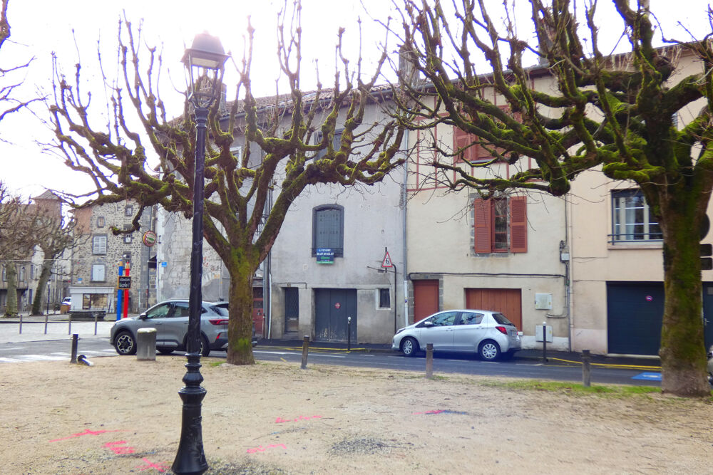 MAISON DE CARACTERE DANS LE CENTRE HISTORIQUE D AURILLAC
