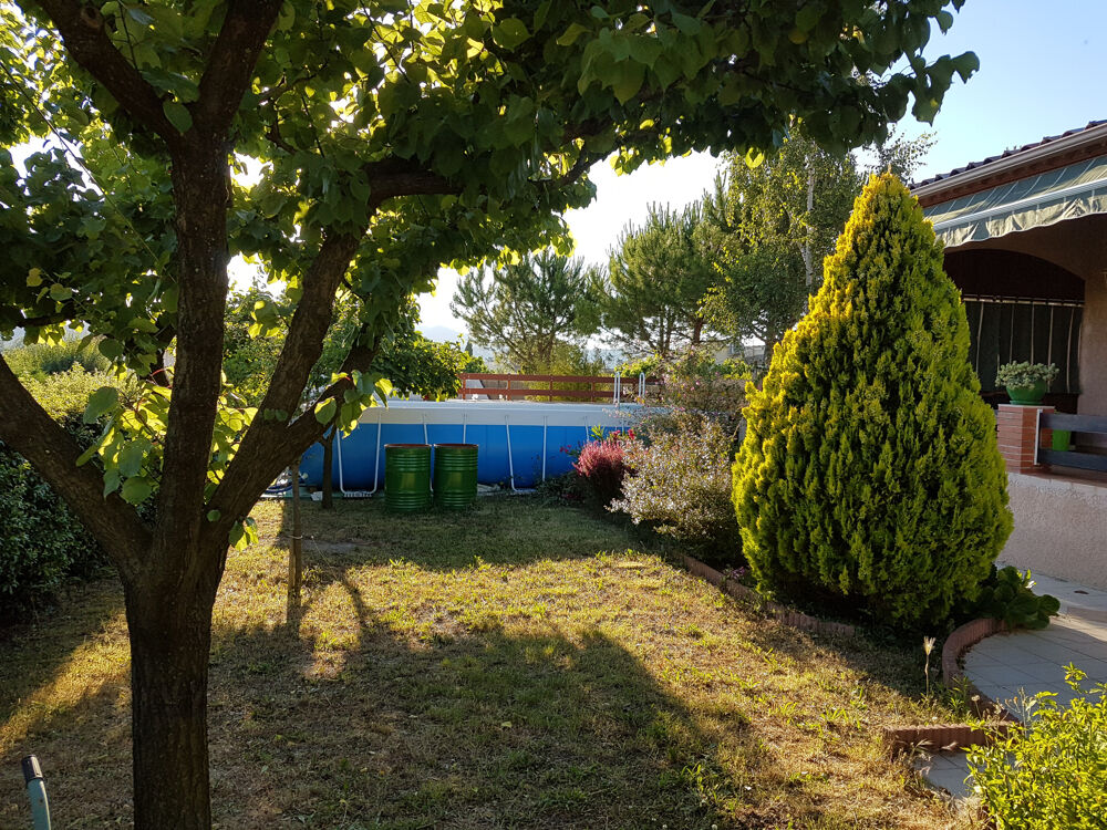 Maison avec jardin paysagé, terrasses et piscine