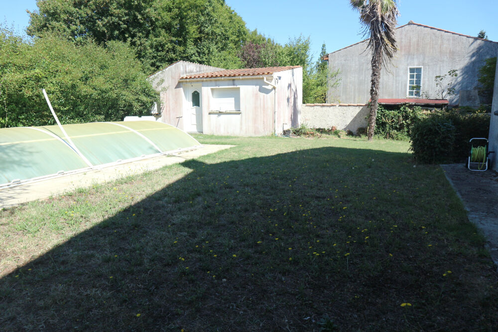 BELLE MAISON DE CONSTRUCTION TRADITIONNELLE DE 100 M2 SUR UN TERRAIN CLOS DE 1000 M2 . AU CENTRE DE LA JARRIE.
