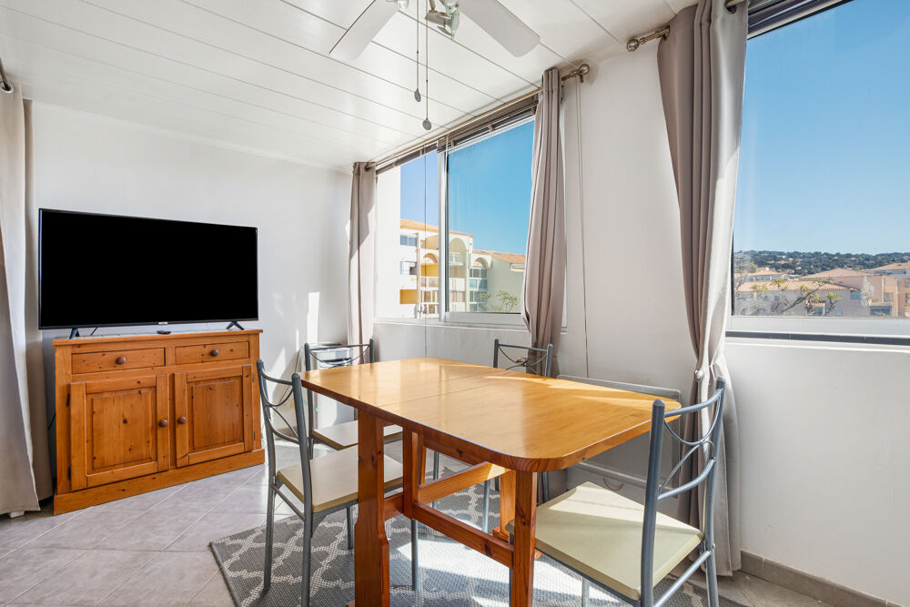 VENTE TYPE 2 CABINE REAMENAGE + PARKING AUX QUILLES A SETE