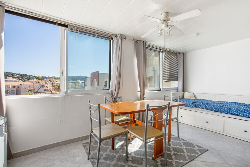 VENTE TYPE 2 CABINE REAMENAGE + PARKING AUX QUILLES A SETE