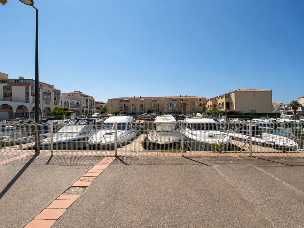 VENTE STUDIO CABINE RDC + PARKING VUE MARINA AUX QUILLES A SETE