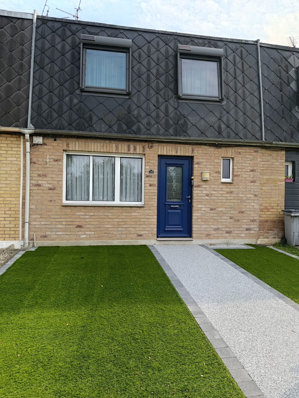Maison d' environ 90m2, 4 chambres, jardin etn garage.