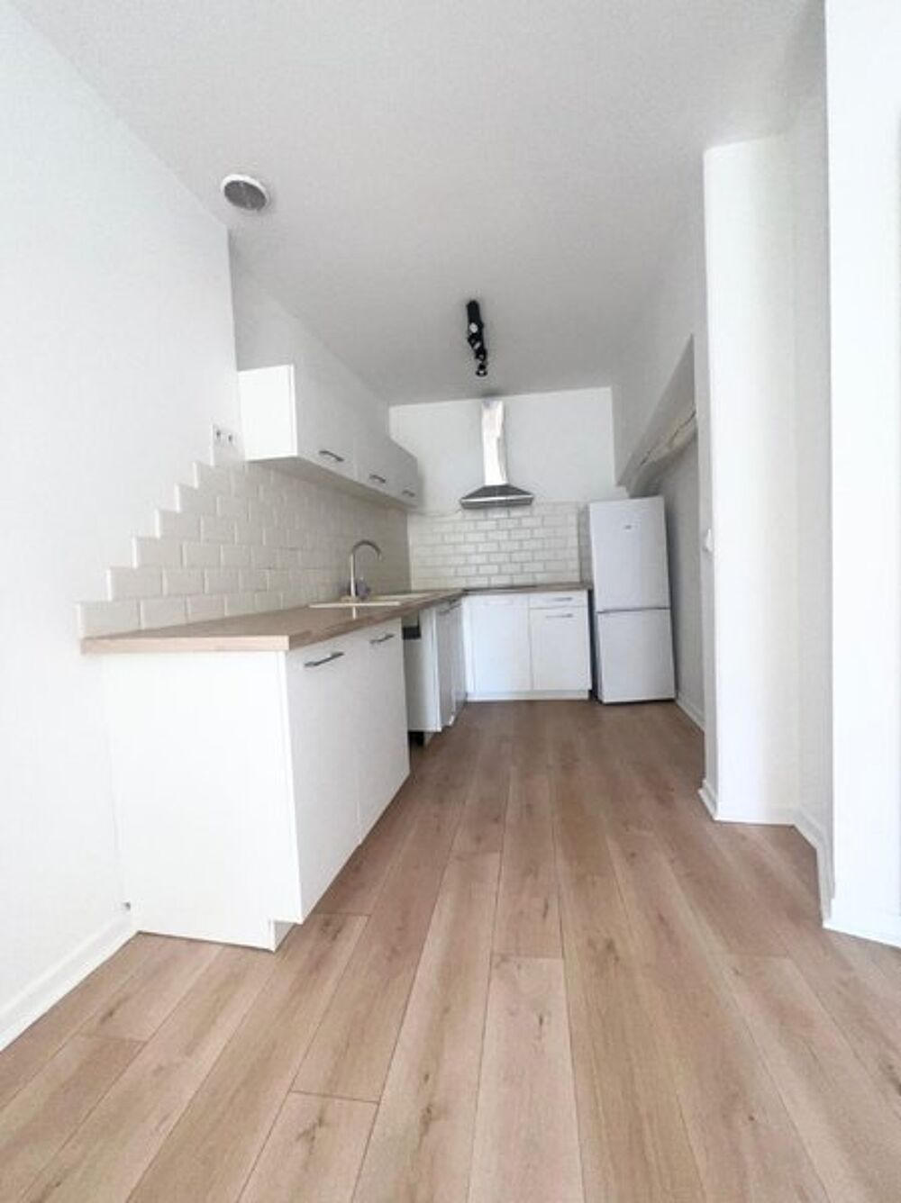 13360 ROQUEVAIRE T2 Piece principale ,Cuisine ouverte.....