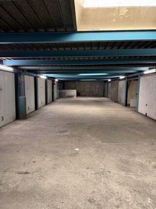  Parking / Garage à louer 1 pièce 10 m²