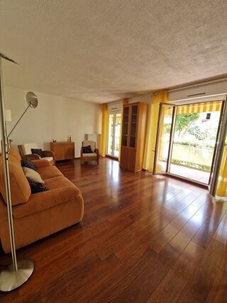  Appartement à louer 3 pièces 75 m²