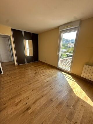  Appartement à louer 5 pièces 123 m² Marseille