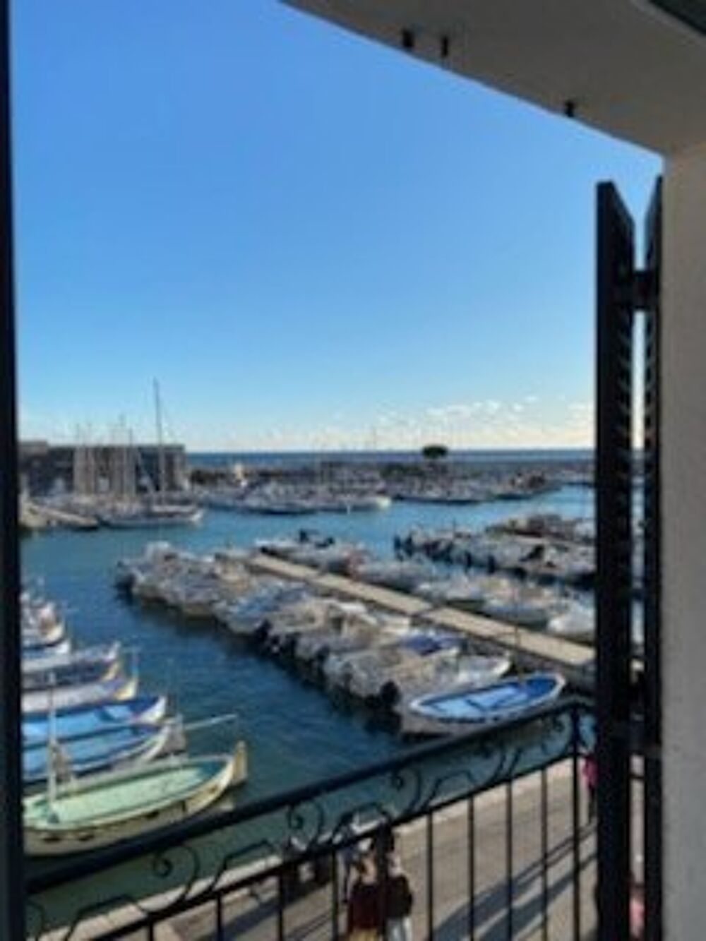T2 - 13260 Cassis Situé au 1er étage sur 2, décou....