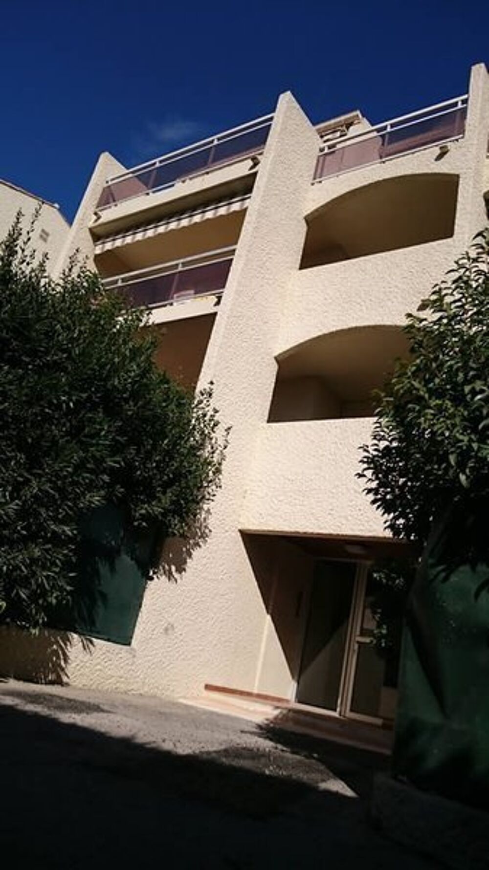 T1 meublé à Cassis- Situé à 500 mètres du port, c....