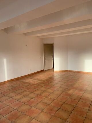  Appartement à louer 3 pièces 103 m²