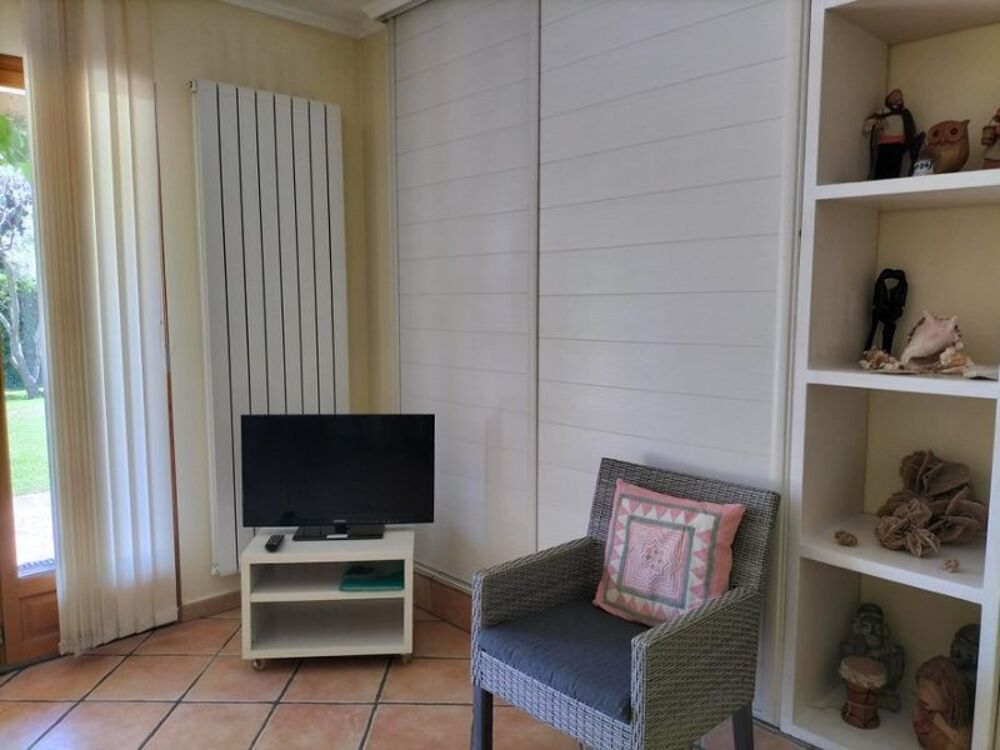 Studio Meublé - Rez-de-chaussée avec terrasse et parking....