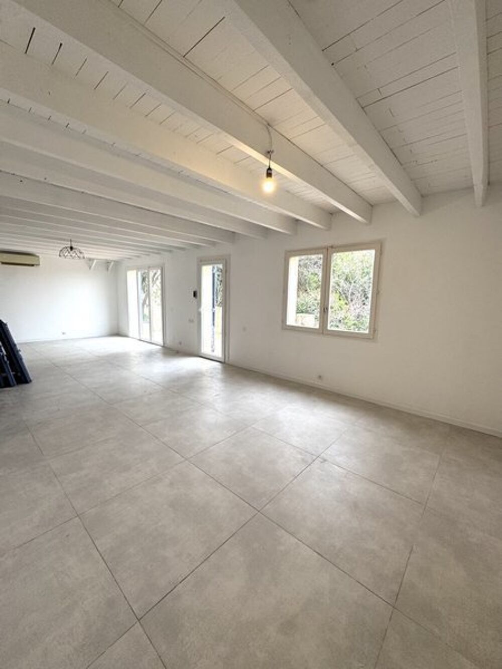 Villa T4 rénovée avec extérieur et stationnement- QUARTI....