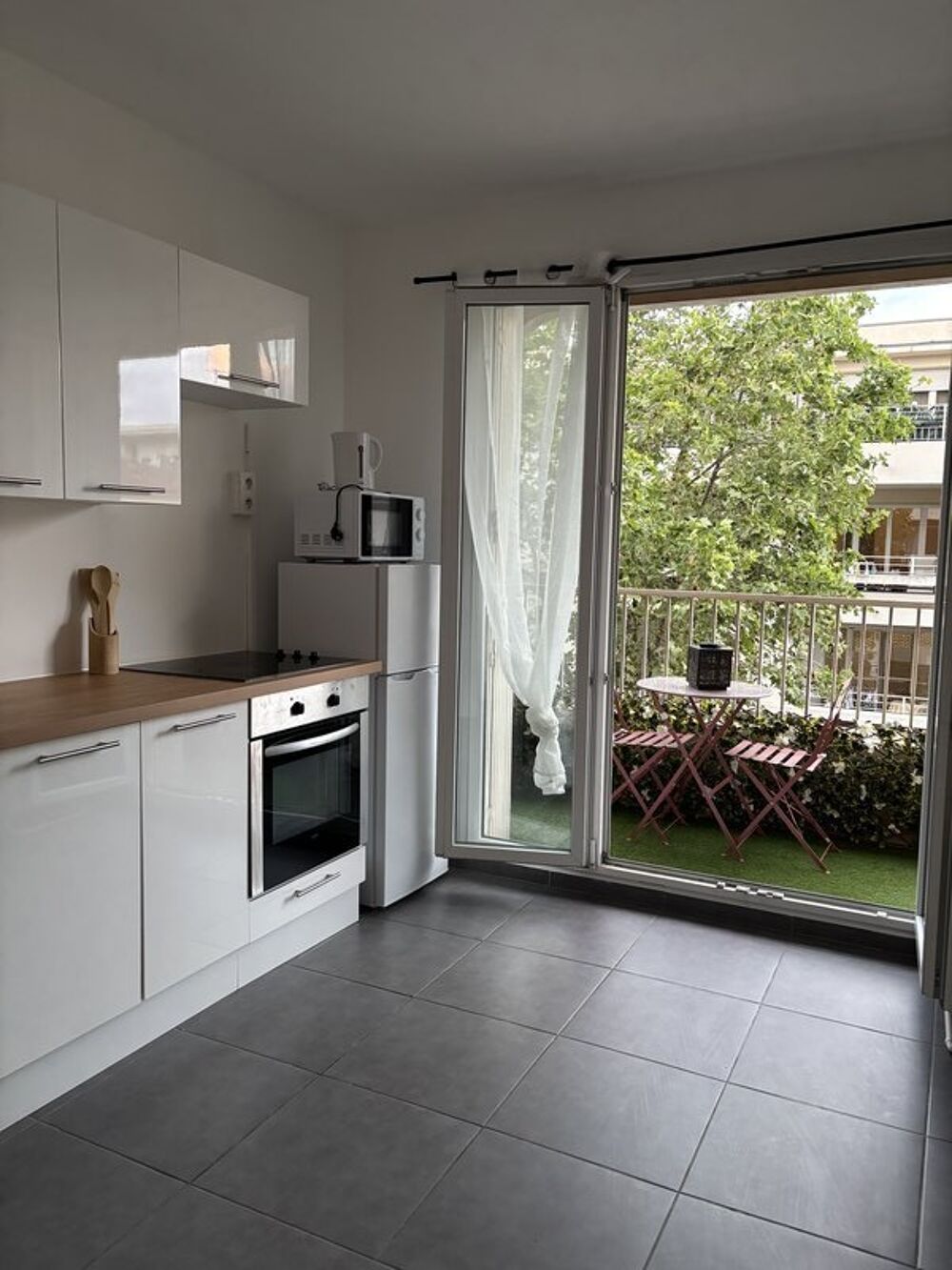 Studio Meublé Rénové avec Balcon- Marseille 13004 Les Ch....