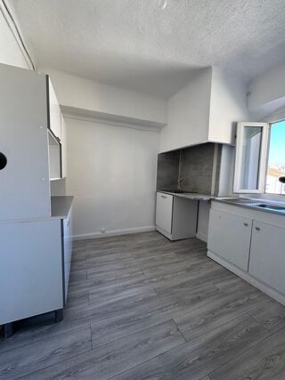  Appartement à louer 2 pièces 45 m² Marseille