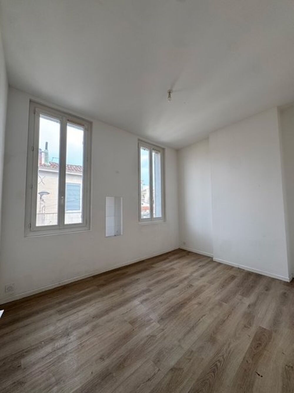 13013 MALPASSE - T2 situé au 2ème étage Ce logeme....