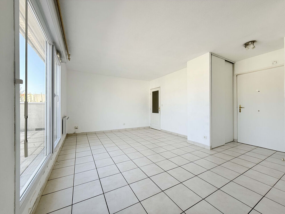 T3 de 63 m2 dernier étage avec terrasse, piscine et stationnement