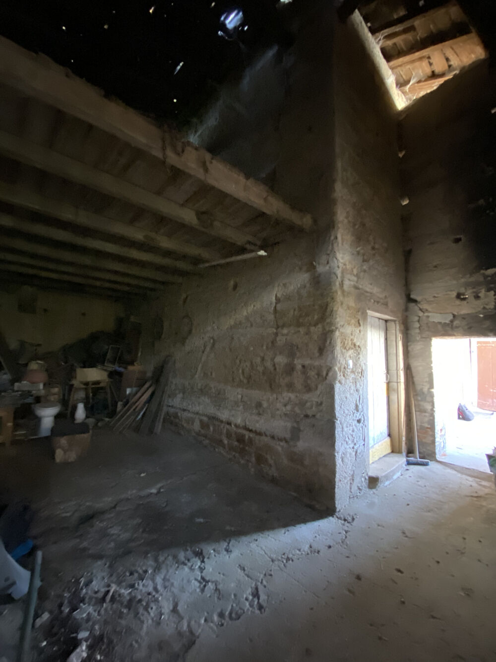 SECTEUR BELLEVILLE EN BEAUJOLAIS - FERME A RENOVER AVEC DEPENDANCES - TERRAIN 1490 M2