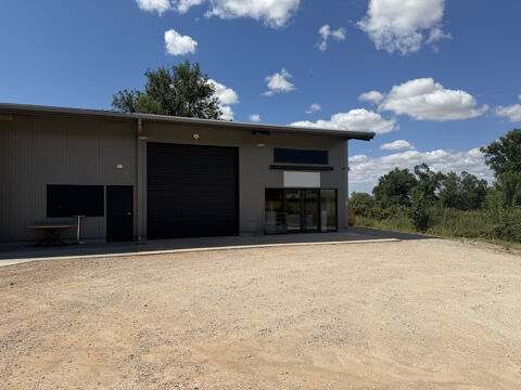 Local commercial constitu&eacute; d'une partie bureau et d'une partie entrep&ocirc;t 1400 01190 St benigne