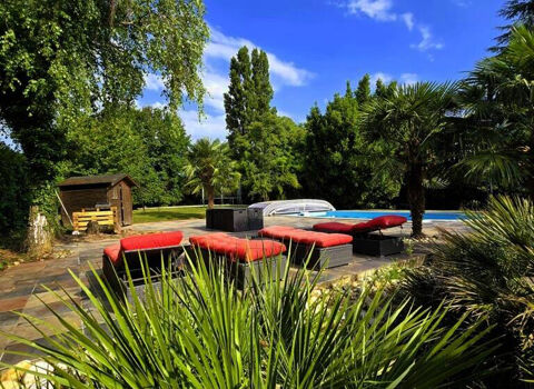   MACON EN VAL DE SAONE - FERME RENOVEE 268 M2 HAB AVEC DOUBLE GARAGE - PISCINE ET JACUZZI Ferme - 8 pi�ce(s) - 268 m�