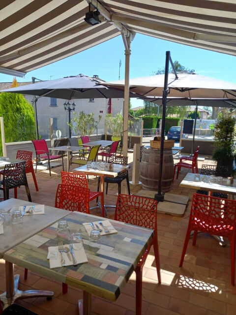 MACON A 5 KMS  EN VAL DE SAONE  - A VENDRE BELLE AFFAIRE ET CLIENTELE - BAR RESTAURANT AVEC TERRASSE 104500 71000 Macon