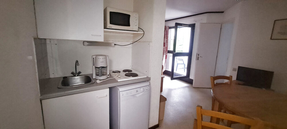 Morillon 1100, appartement à rénover au pied des pistes avec une chambre séparée, un balcon en rez-de-jardin