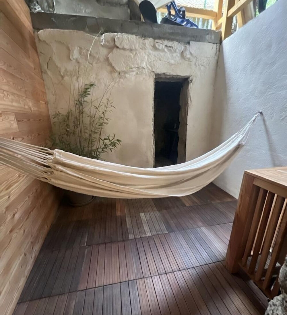 Au coeur du village, appartement entièrement rénové de 57 m2 avec cour privative et cave