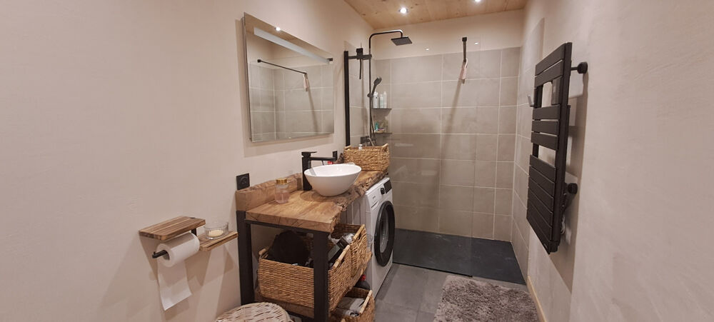 Au coeur du village, appartement entièrement rénové de 57 m2 avec cour privative et cave