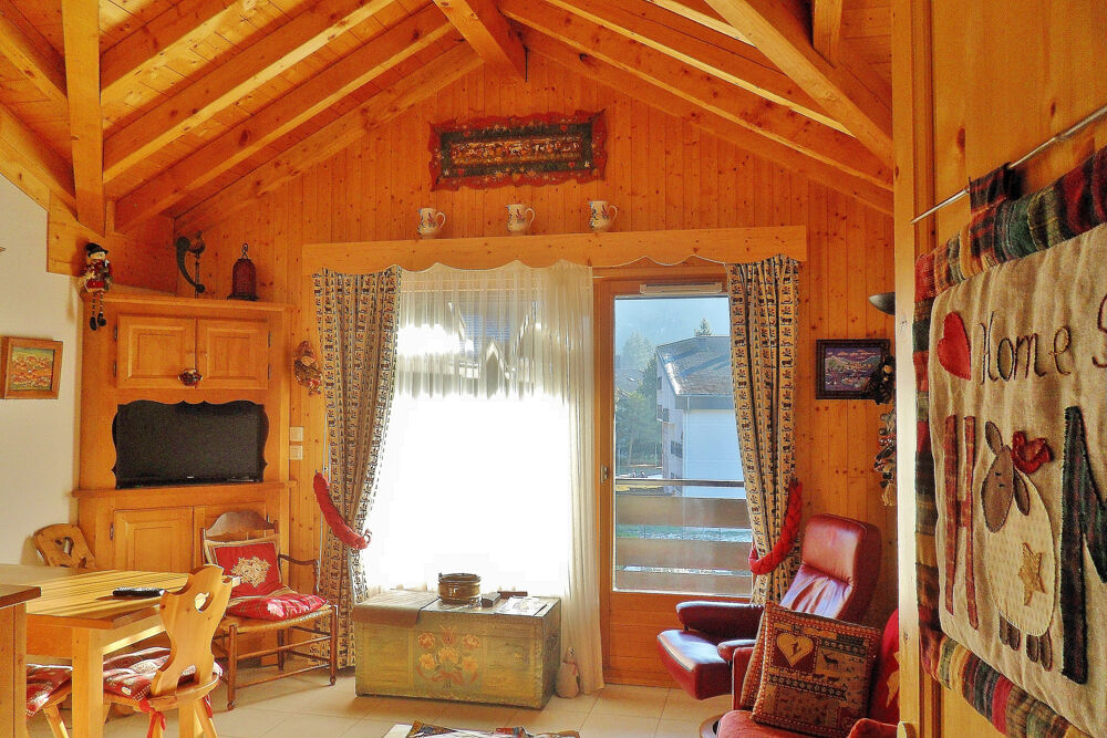 RARE A SAMOENS : 3 PIECES A DEUX PAS DU CENTRE DU VILLAGE