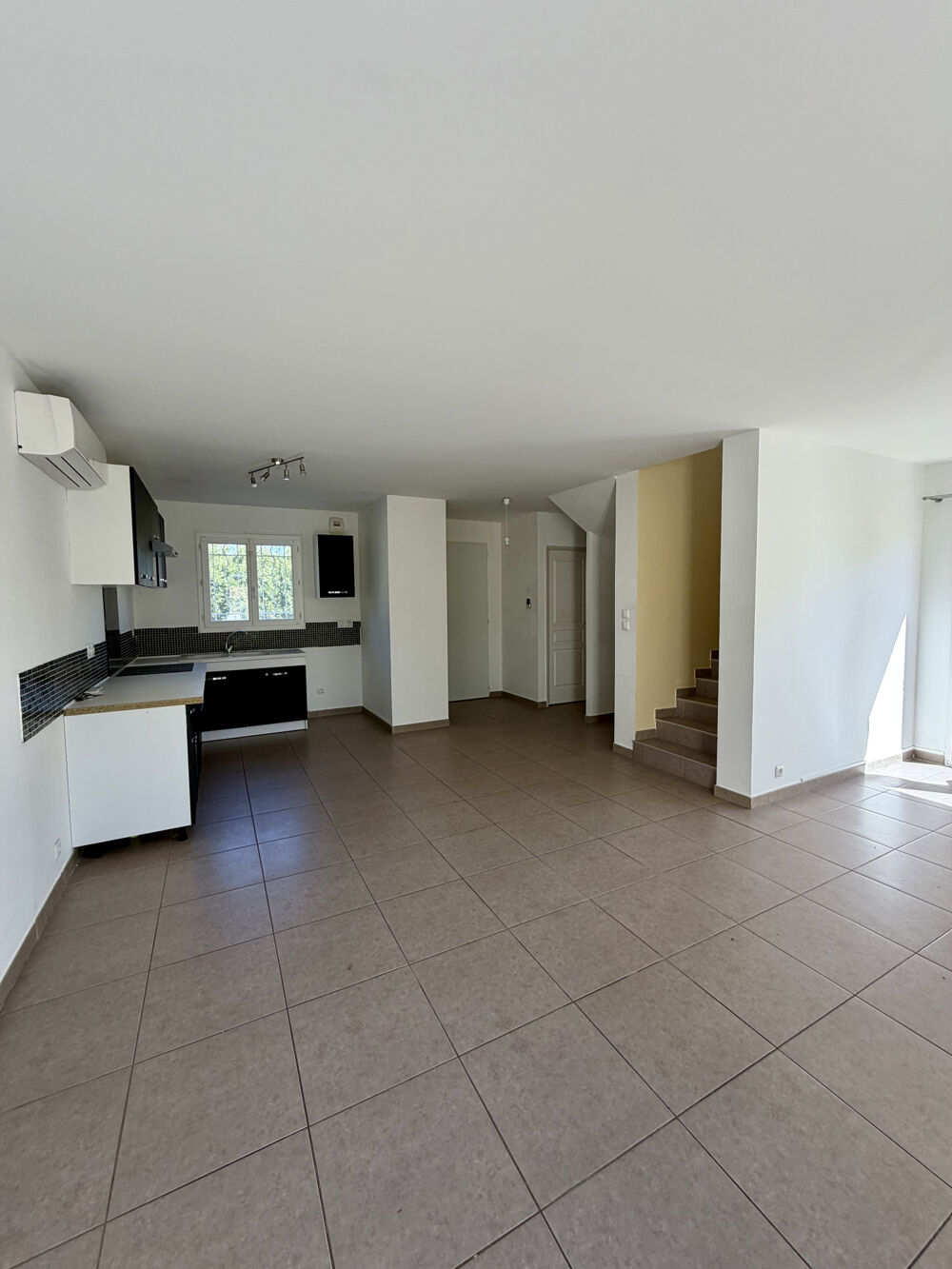 Vente Maison À VENDRE   Maison familiale avec jardin et garage au cœur de Moulès Arles