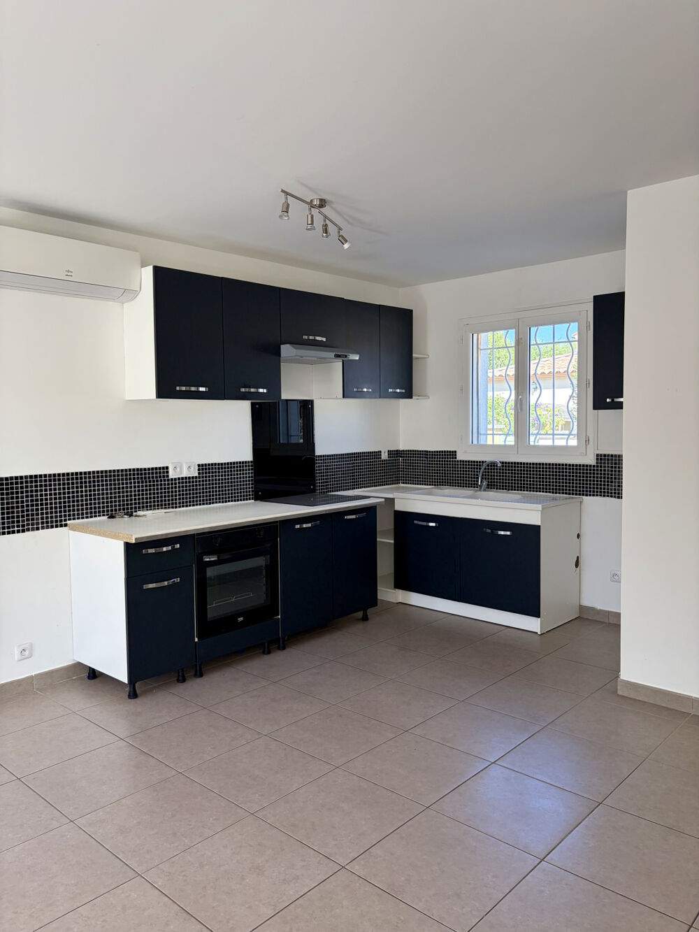 Vente Maison À VENDRE   Maison familiale avec jardin et garage au cœur de Moulès Arles