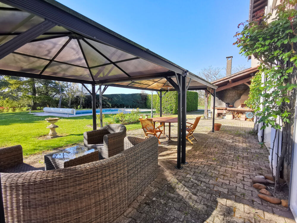 Propriété de caractère 293m2 - Jardin 4800m2 avec piscine - Annexes 330m2