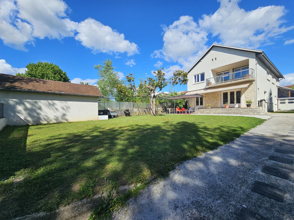 Maison 199 m2 composée de 2 logements à BELLEY.