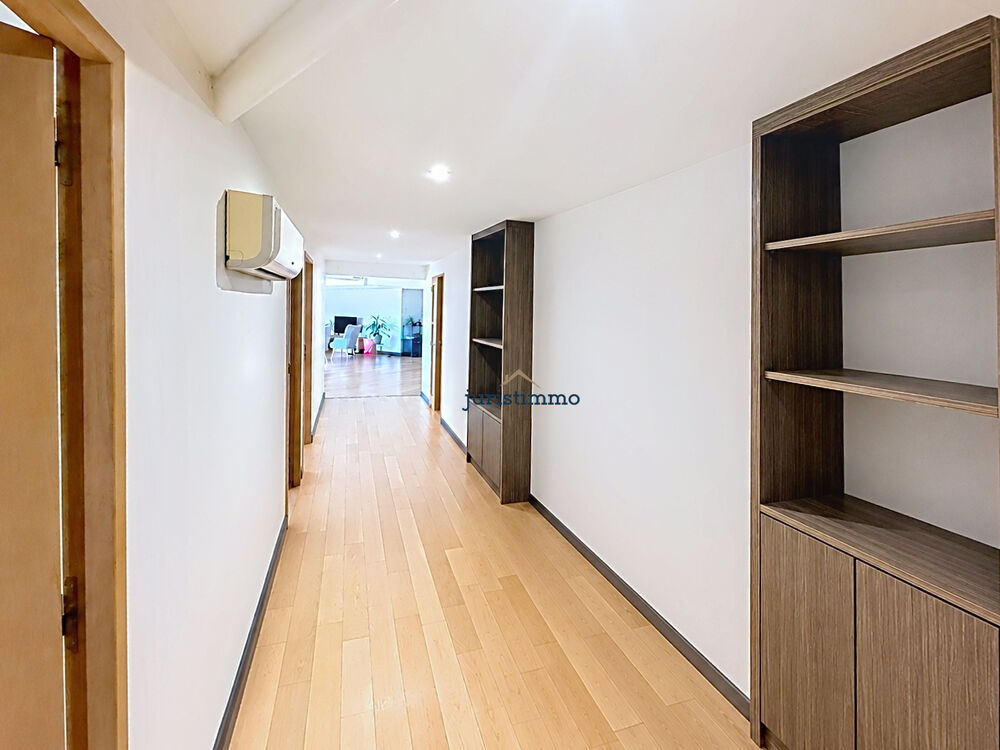 Vente Appartement Bien rare : 175 m2 de charme industriel avec vaste pièce de vie de 65 m2 et cour sans vis-à-vis Camaret sur aigues