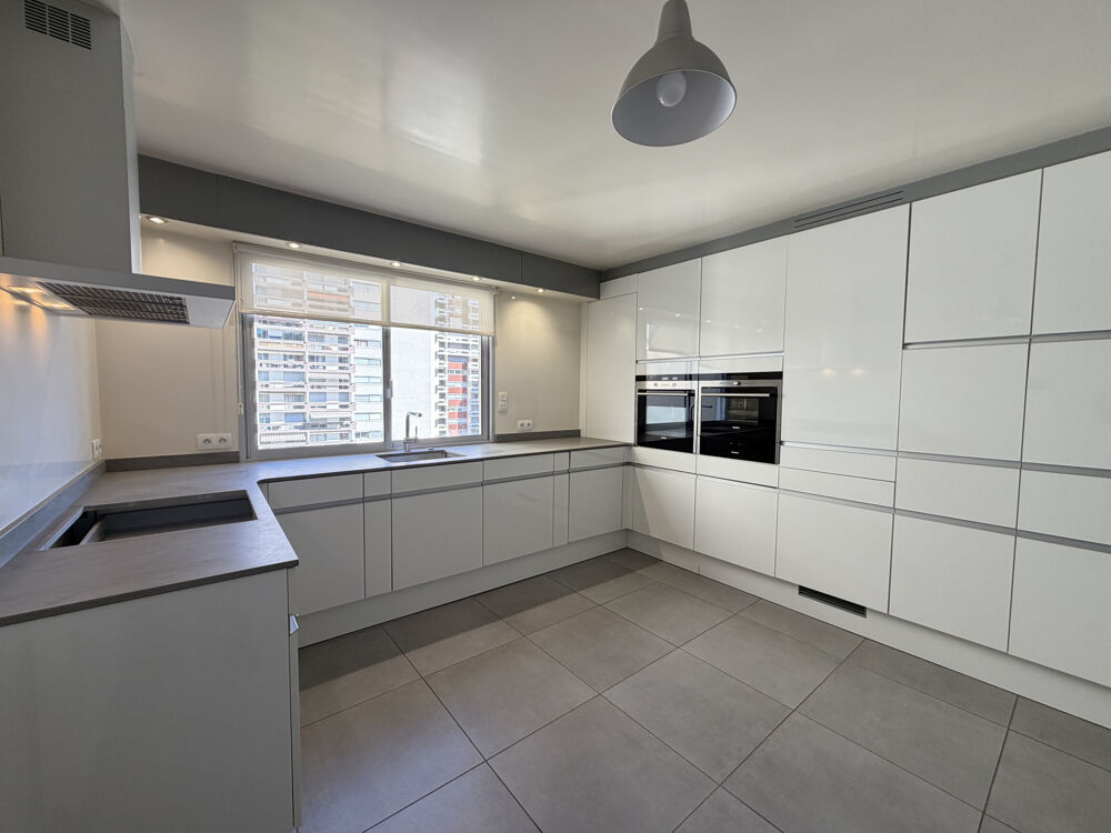 Appartement de 145m2 avec plusieurs terrasses, garage, dans résidence sécurisée et quartier prisé