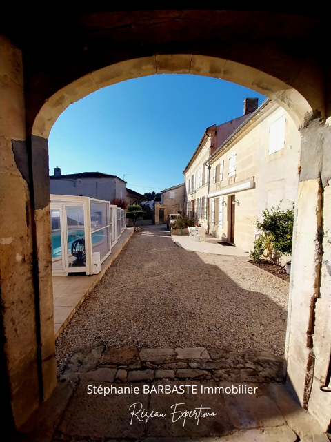   Spacieuse maison de 225 m2 avec piscine couverte, jardin, d�pendances et champ truffier   cadre exceptionnel ! Maison - 8 pi�ce(s) - 225 m�