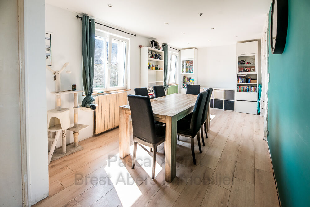 Pascal Autret BREST ABERS IMMOBILIER vous présente cette maison en pierre de 1302 sur terrain de 2400m2