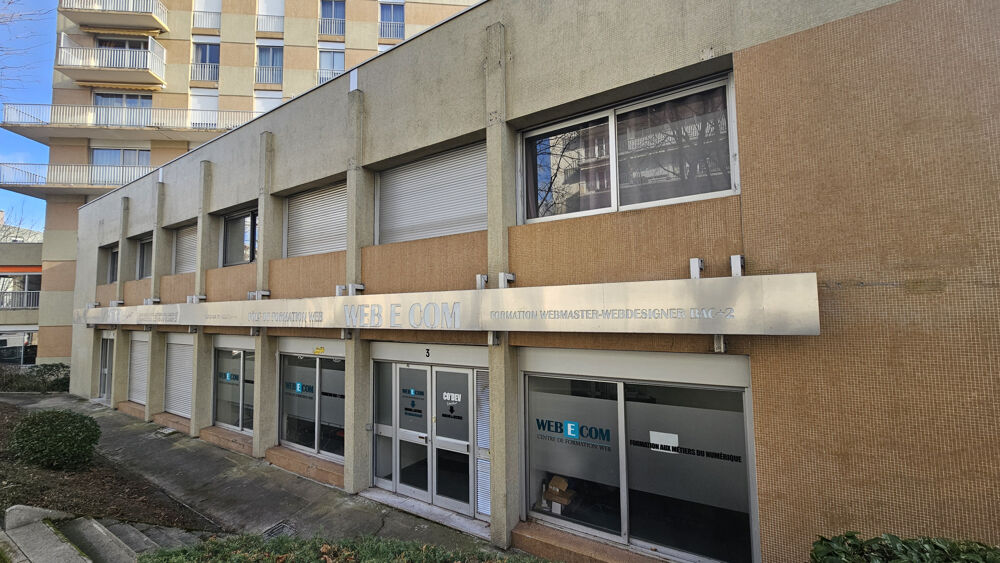  À vendre   Local professionnel de 173 m2 avec 6 parkings privatifs Bergson/Cité du design St etienne