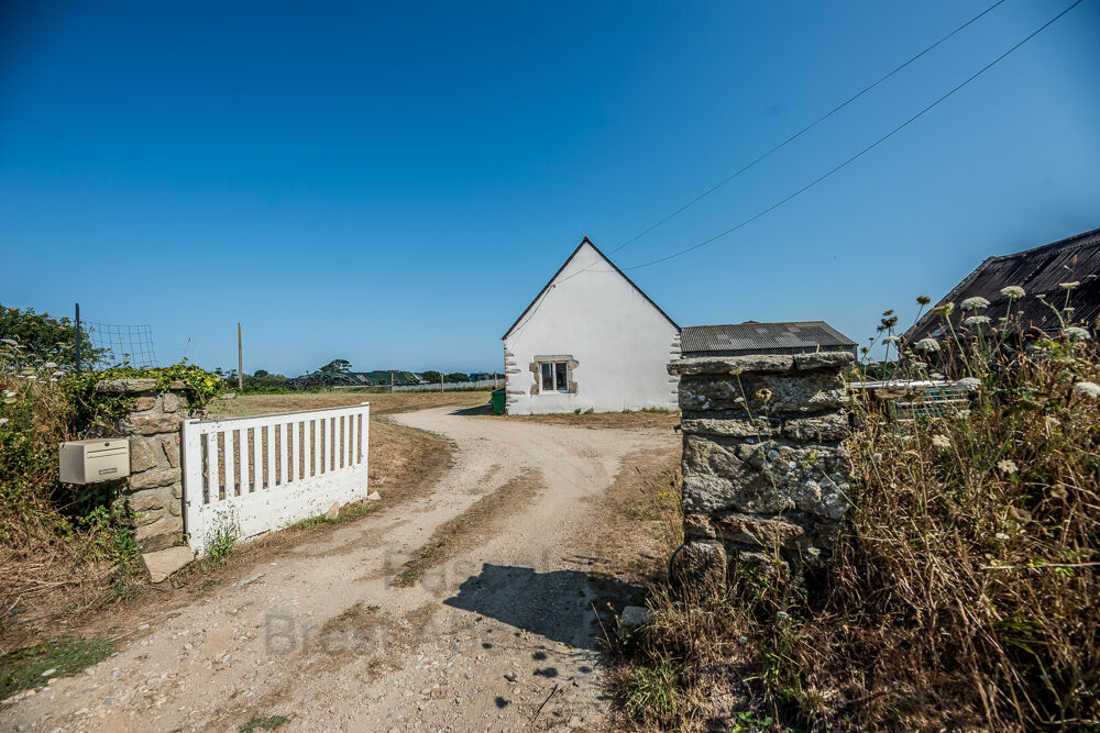 Pascal Autret BREST ABERS IMMOBILIER vous présente cette maison en pierre de 1302 sur terrain de 2400m2