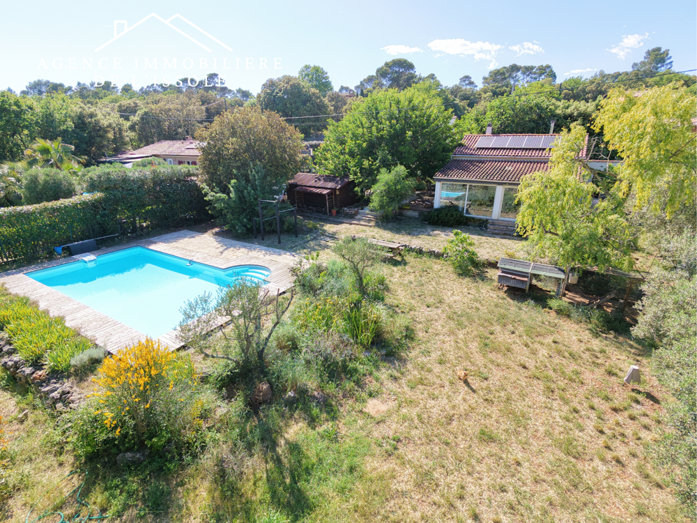 Maison 107m2, 1330m2 de terrain, piscine, deux chambres et un bureau, au calme