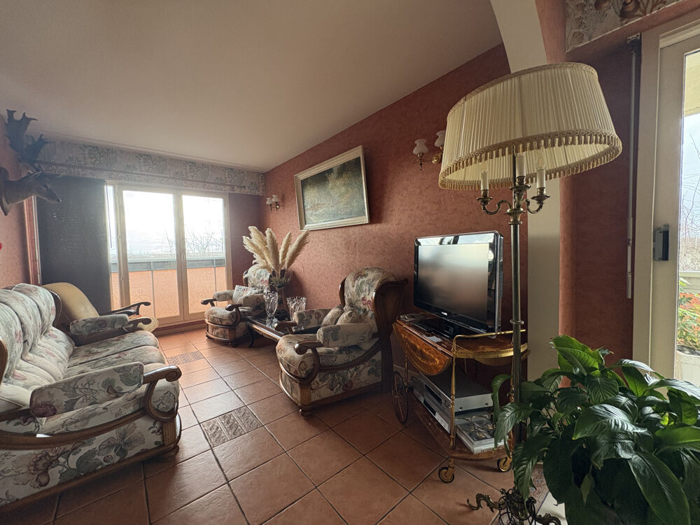 Appartement de Type T4 avec un balcon et 2 places de parking dans une résidence sécurisée