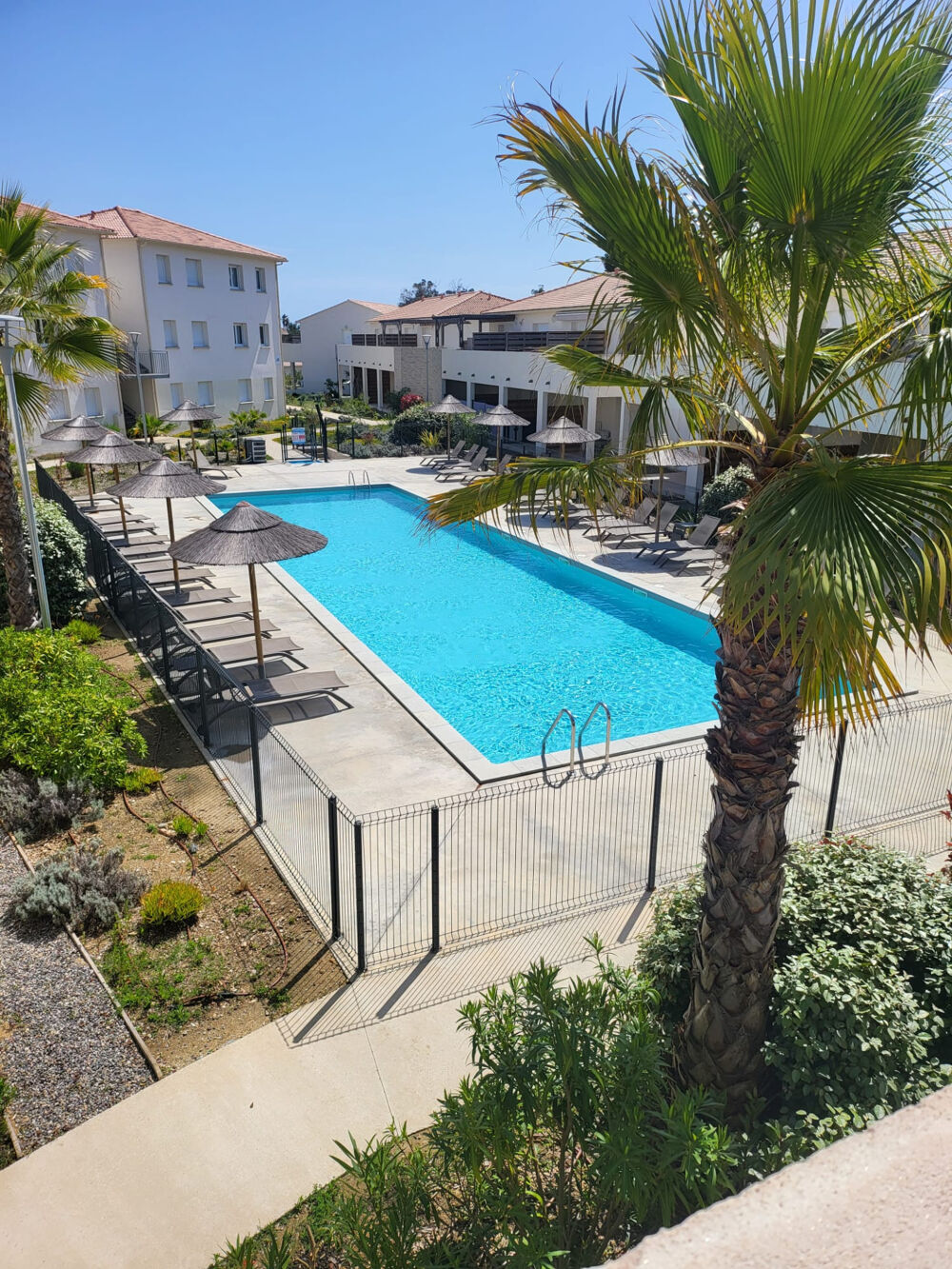 STUDIO avec Terrasse dans résidence bord de mer