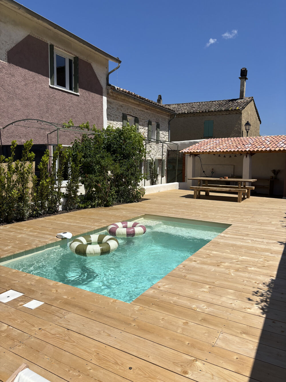 Mazet en pierre rénové avec piscine charme et rénovation contemporaine