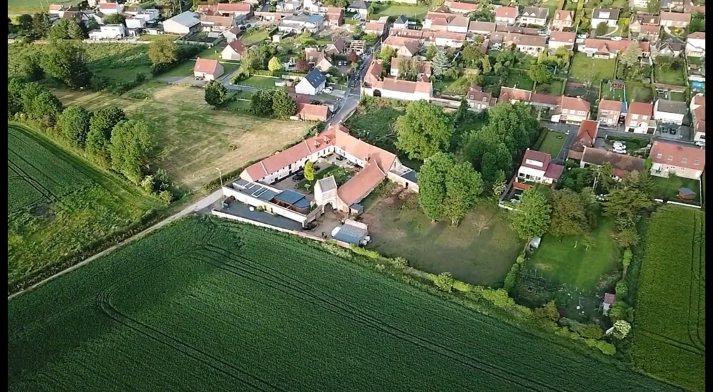 CORPS DE FERME AU CARRE AVEC 2 SPAS ET UN APPARTEMENT DE TYPE 2