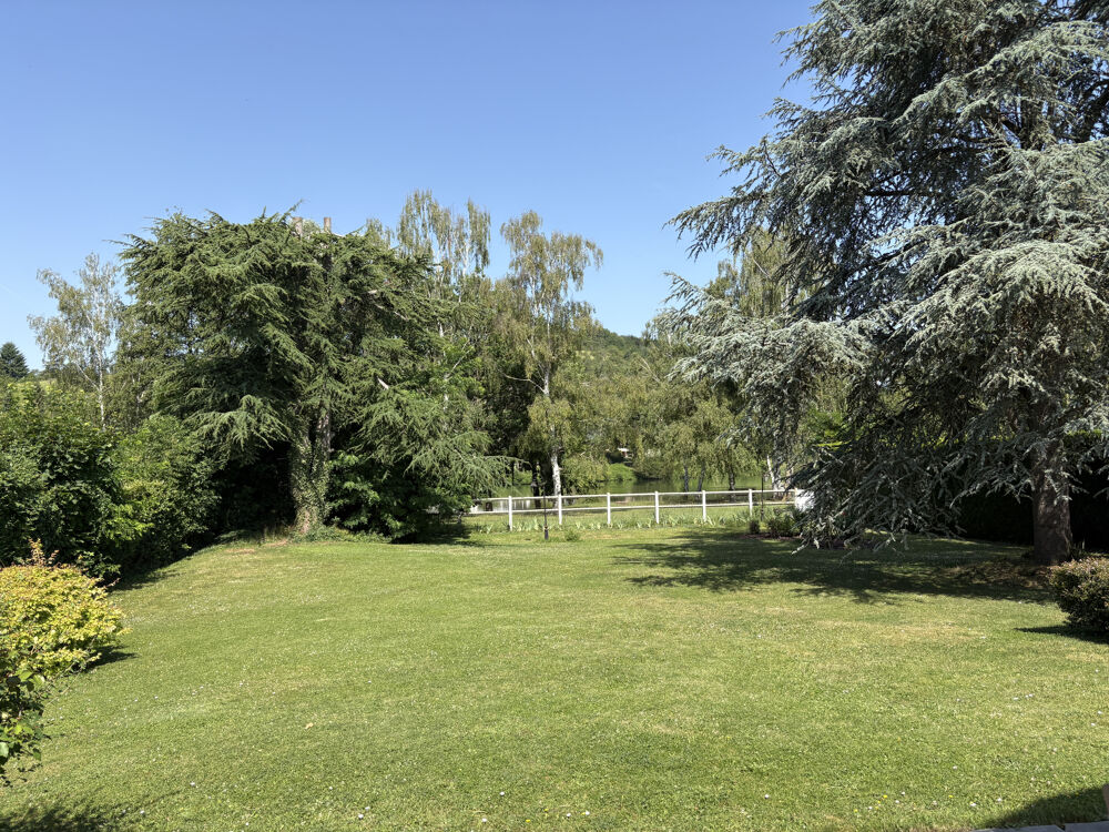 Dans résidence privée de la Vallée d'Eure, maison lumineuse vue sur un étang
