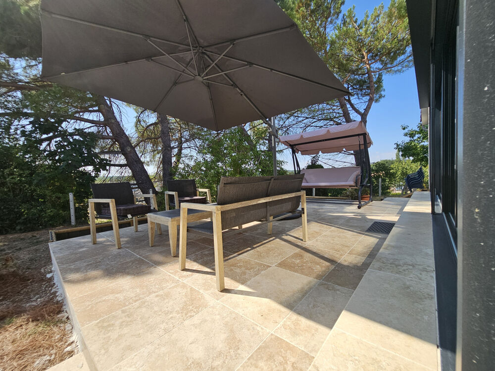 Plain pied entièrement rénové 3 chambres, garage , jardin clos.